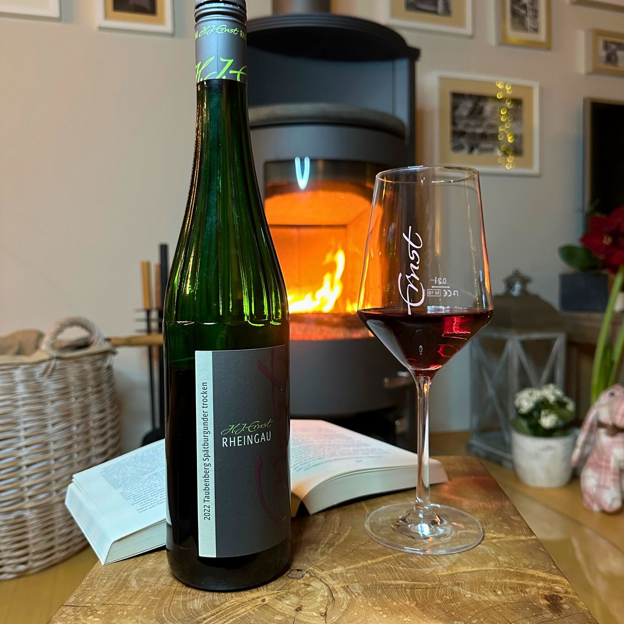 Spätburgunder trocken im Glas vor Kamin - Weingut Ernst