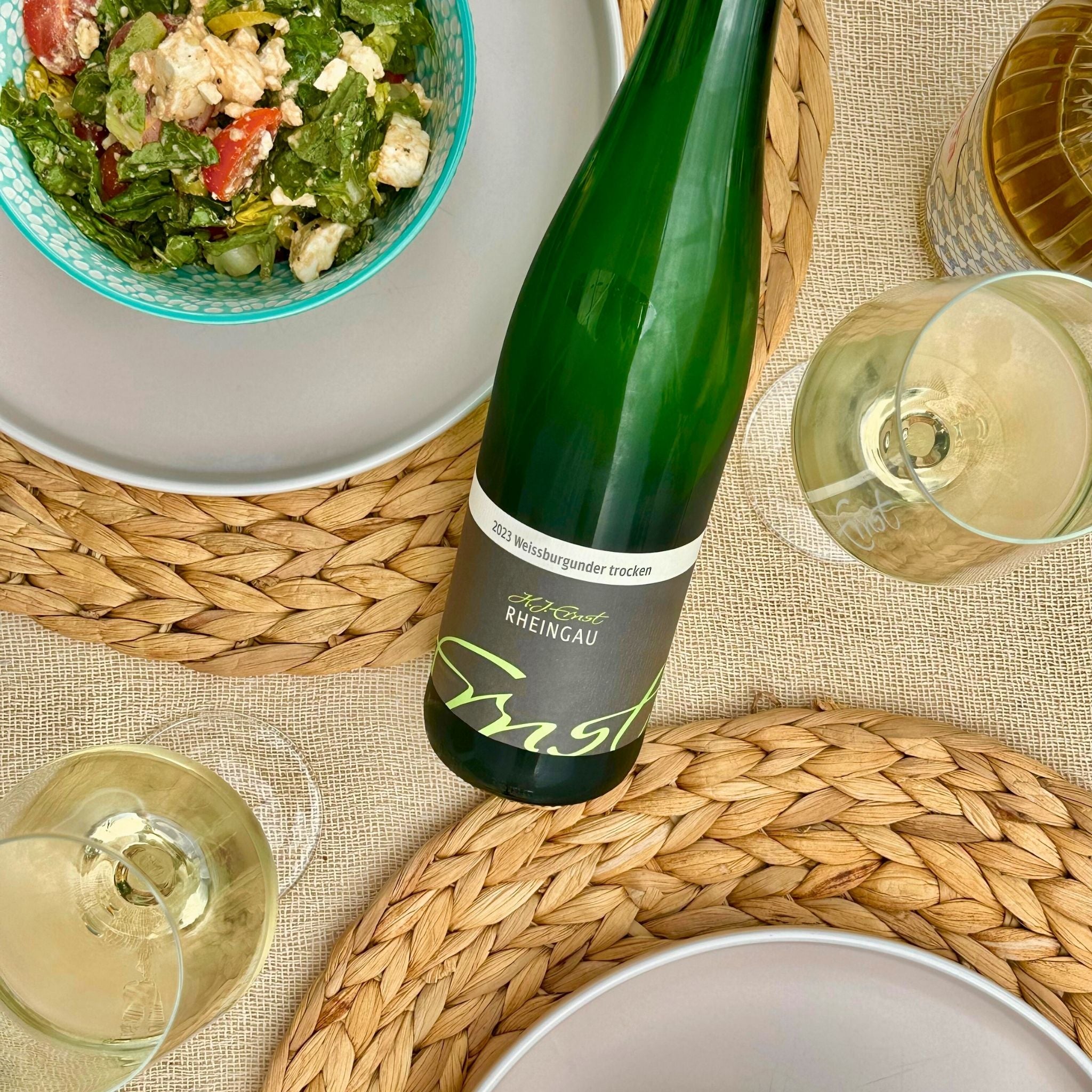 Weissburgunder trocken im Glas zum Salat - Weingut Ernst